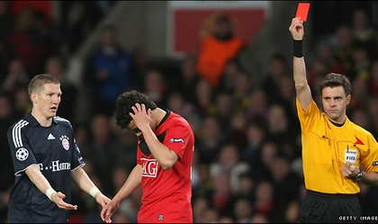 Trọng tài Rizzoli từng gián tiếp giúp Bayern vượt qua MU.